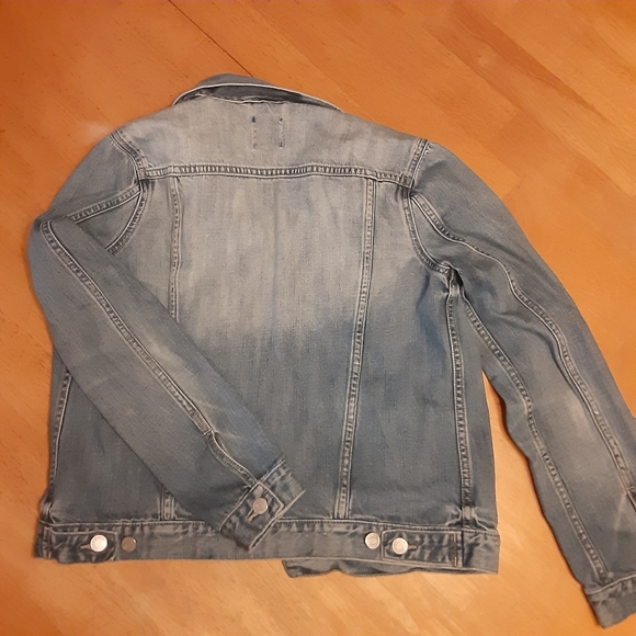 GAP JEAN JACKET LIGHT WASH 2017 DISTRESSED BUTTON UP DENIM WOMENS SIZE MEDIUM. - Picture 4 of 14